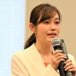 さや（塩入清香）が参議院選2025の演説でマイクを持つ姿