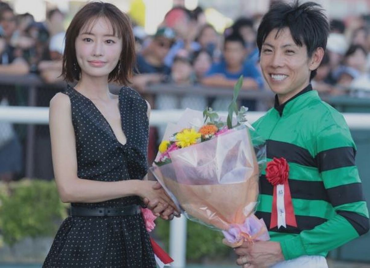 中京競馬場で花束を手渡す松本まりかと騎手