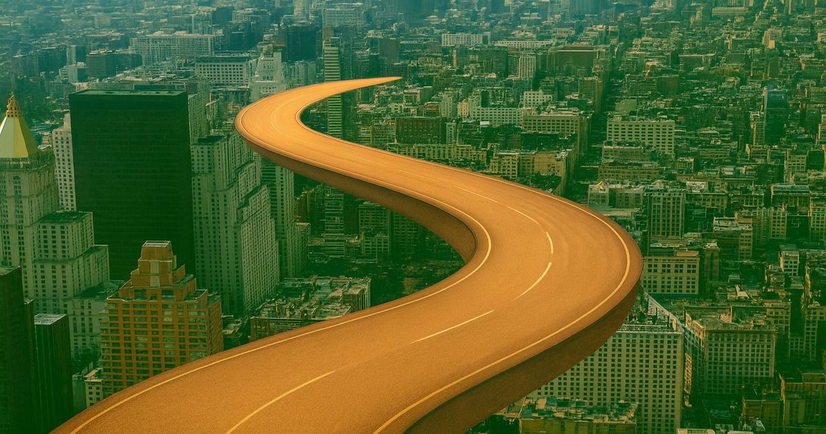 高層ビル群の上を通る曲線道路